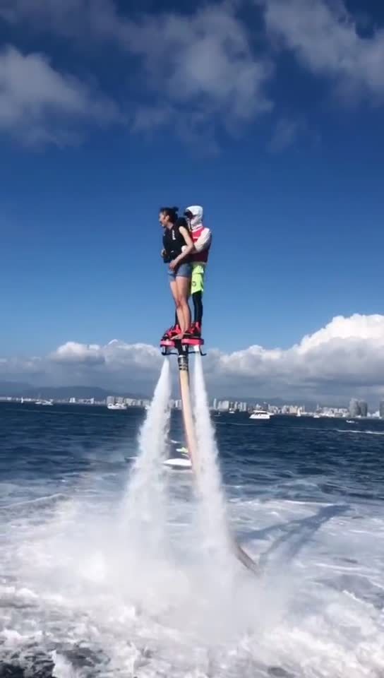 跳水项目绝佳表现，高空下的优美飞行(高空跳水水深多少)